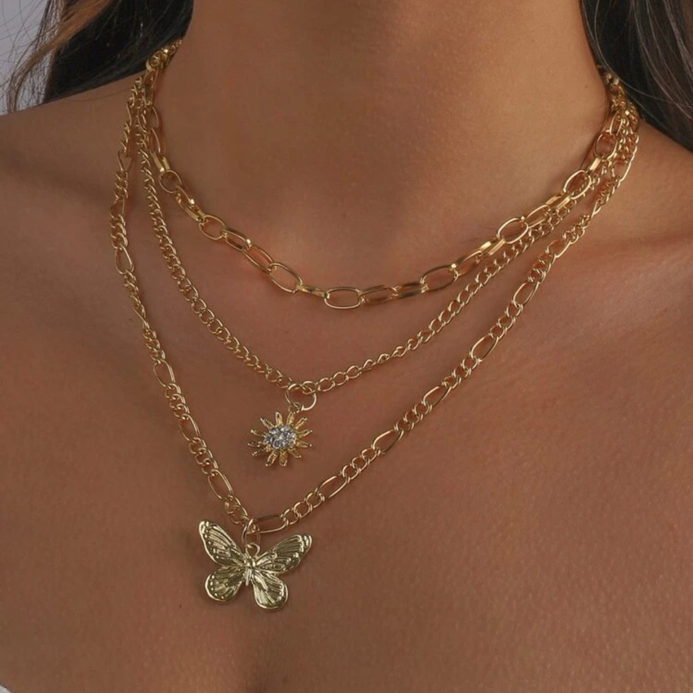Butterfly layers necklace in gold - Picture 6 of 6